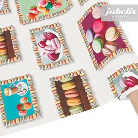 Jolies nappes de fête découpées sur le rouleau